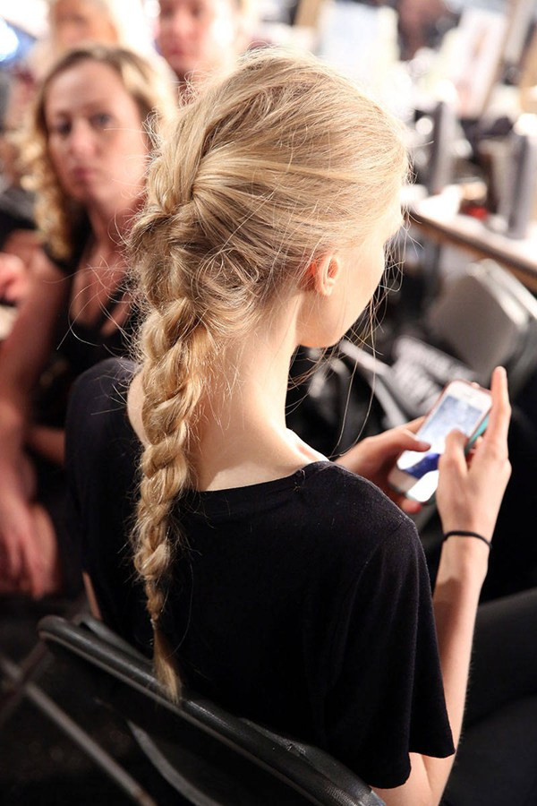 Tóc tết và tóc búi chiếm lĩnh sàn diễn thời trang Thu Đông 2014 ảnh 7