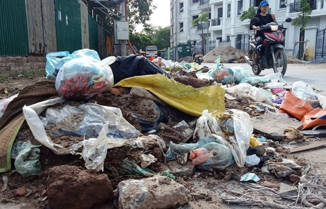 Hà Nội: Rác thải đi về đâu khi 2 bãi rác lớn nhất liên tiếp quá tải? ảnh 1