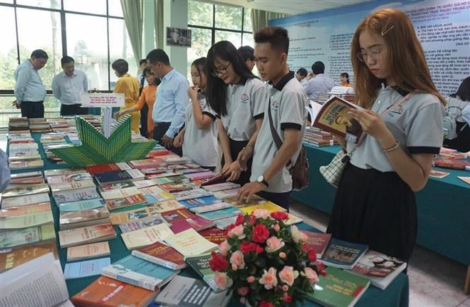 Trưng bày giới thiệu hơn 900 cuốn sách về Chủ tịch Hồ Chí Minh ảnh 1