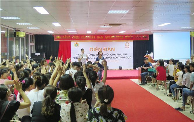 Diễn đàn được tổ chức tại Công ty Cổ phần Đầu tư và Phát triển TDT, thu hút đông đảo nữ công nhân tham dự. (Ảnh: Quân Trang/TTXVN) Tăng cường bảo vệ các lao động nữ khỏi nạn quấy rối tình dục ảnh 1