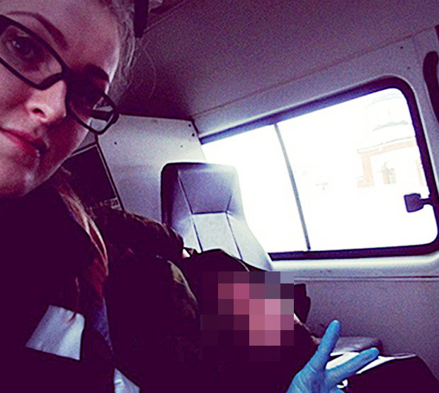 Nhân viên y tế gây phẫn nộ khi selfie bên bệnh nhân đang hấp hối ảnh 1