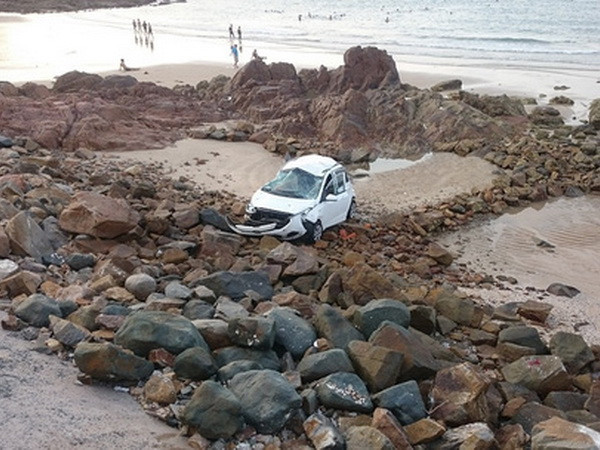 Taxi lao qua bờ kè rơi xuống bãi biển làm 2 người thương vong ảnh 1