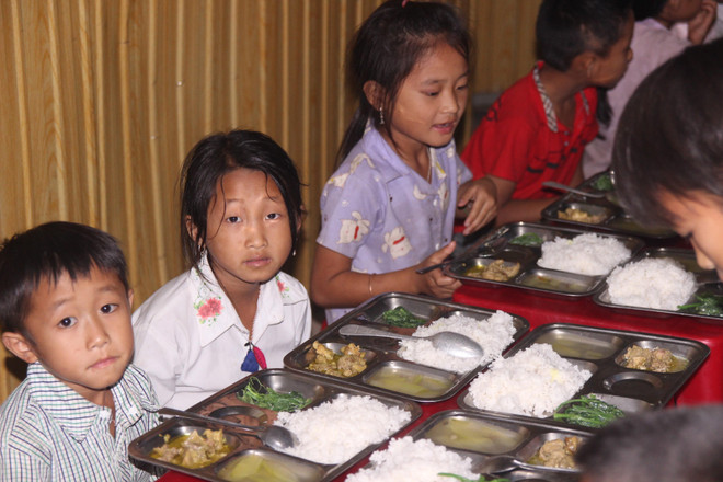 Giờ ăn tối của các em học sinh trường Tiêu học Huồi Tụ 2. (Ảnh: Bích Huệ/TTXVN) Mô hình trường học bán trú giúp học sinh vùng cao yên tâm đến lớp ảnh 3