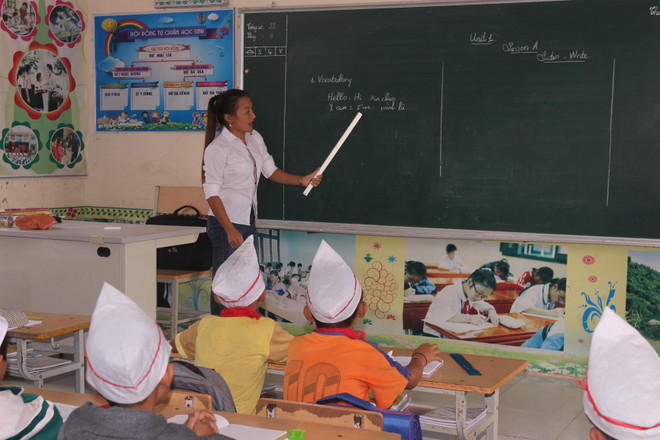 Giờ học Tiếng Anh của học sinh trường Tiểu học Huồi Tụ 2. (Ảnh: Bích Huệ/TTXVN) Mô hình trường học bán trú giúp học sinh vùng cao yên tâm đến lớp ảnh 4