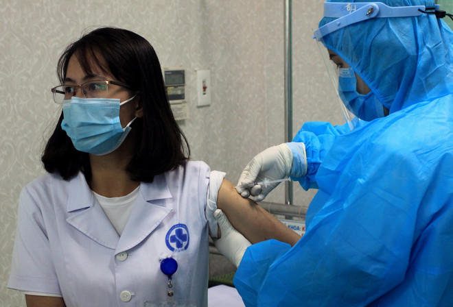 Tiêm vaccine phòng COVID -19 cho lực lượng tuyến đầu phòng chống dịch tại tỉnh Thái Bình, tháng 4/2021. (Ảnh: Thế Duyệt/TTXVN) tiem vaccine Covid.jpg