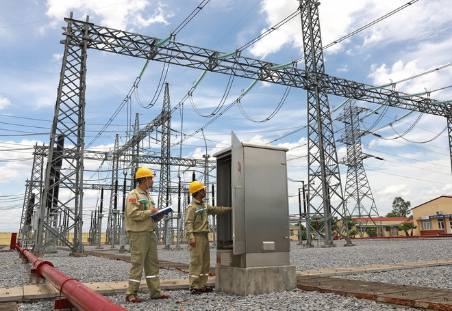 Do nhiệt độ tăng cao, công nhân Truyền tải Điện Nghệ An tăng cường kiểm tra kỹ thuật thiết bị trạm biến áp 220kV Đô Lương. (Ảnh: Ngọc Hà/TTXVN) tieu_thu_dien_tang_cao_do_thoi_tiet_nang_nong_keo_dai.jpg