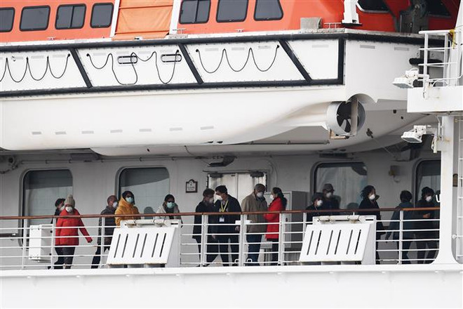 Hành khách trên du thuyền Diamond Princess, được cách ly tại cảng ở Yokohama, Nhật Bản ngày 14/2/2020. (Ảnh: AFP/TTXVN) Thêm 1 hành khách tàu Diamond Princess được cho là đã tử vong ảnh 1