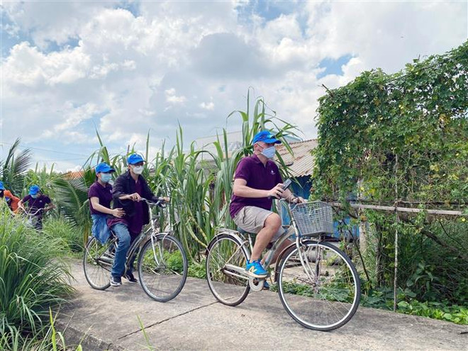 Du khách trải nghiệm cảnh đẹp ở các điểm đến như Thạnh An, Thiềng Liềng, Vàm Sát... tại huyện Cần Giờ bằng xe đạp. (Ảnh: Mỹ Phương/TTXVN) TP.HCM mở cửa lại du lịch nhưng vẫn hướng tới sự an toàn ảnh 1