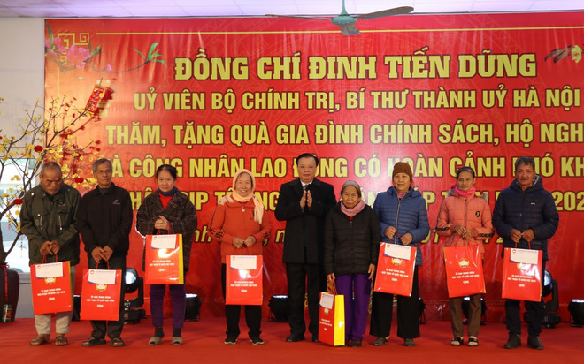 ttxvn_dong_chi_dinh_tien_dung_tang_qua_tet_tai_ninh_binh_2601.jpg