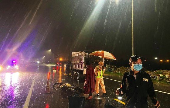 Bình Định: Tai nạn giao thông trong đêm, cặp vợ chồng cao tuổi tử vong ảnh 1