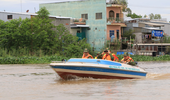 Tổ công tác của Đồn Biên phòng Cầu Muống (huyện Hồng Ngự) tuần tra trên sông Sở Thượng phòng, chống buôn lậu trong mùa lũ. (Ảnh: Nhựt An/TTXVN) Đồng Tháp: Quyết liệt với cuộc chiến chống buôn lậu mùa lũ ảnh 1