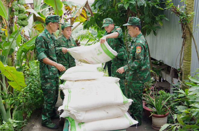 Bộ đội Biên phòng tỉnh Đồng Tháp bắt vụ buôn lậu trên 2.000kg đường cát trong mùa lũ. (Ảnh: Nhựt An/TTXVN) Đồng Tháp: Quyết liệt với cuộc chiến chống buôn lậu mùa lũ ảnh 2