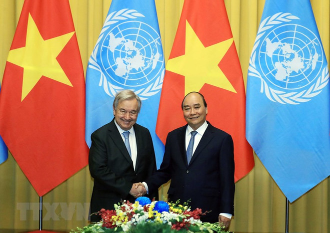 Chủ tịch nước Nguyễn Xuân Phúc và Tổng Thư ký Liên hợp quốc António Guterres. (Ảnh: Lâm Khánh/TTXVN) Tổng Thư ký Liên hợp quốc kết thúc chuyến thăm chính thức Việt Nam ảnh 2
