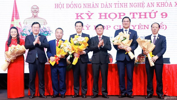 Bí thư Tỉnh ủy, Chủ tịch Hội đồng Nhân dân tỉnh Nghệ An Thái Thanh Quý và Phó Bí thư Tỉnh ủy, Chủ tịch UBND tỉnh Nghệ An tặng hoa chúc mừng đồng chí Hoàng Nghĩa Hiếu và các Phó Chủ tịch UBND tỉnh, các Ủy viên UBND tỉnh được HĐND tỉnh bầu. (Nguồn: Báo Nghệ An) Phê chuẩn kết quả bầu, miễn nhiệm Phó Chủ tịch UBND TP.HCM và Nghệ An ảnh 2