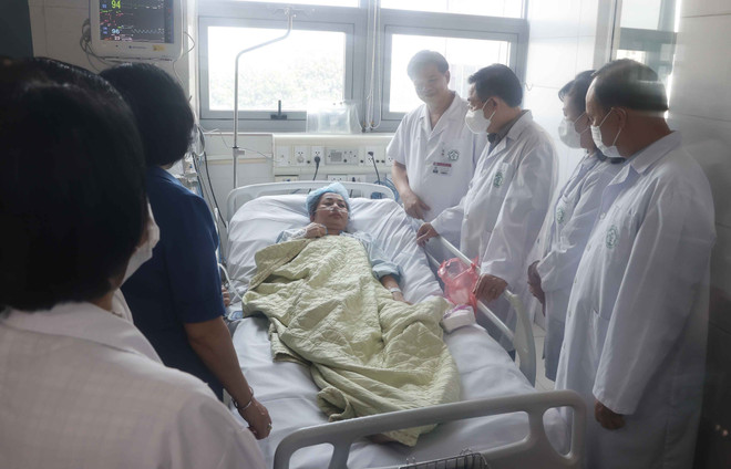 Chủ tịch Quốc hội Vương Đình Huệ thăm hỏi, tặng quà nạn nhân vụ cháy đang được điều trị tại Khoa Hồi sức tích cực của Bệnh viện Bạch Mai. (Ảnh: Doãn Tấn/TTXVN) Chủ tịch Quốc hội thăm hỏi các nạn nhân vụ cháy chung cư mini ảnh 2