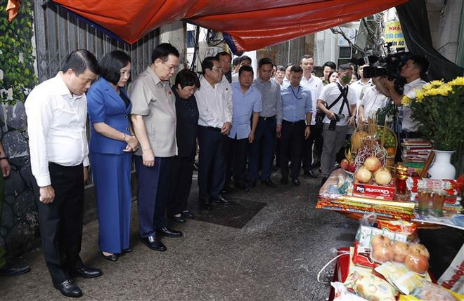Chủ tịch Quốc hội Vương Đình Huệ đến thắp hương tưở)ng nhớ nạn nhân vụ cháy chung cư mini ở Khương Đình. (Ảnh: Doãn Tấn/TTXVN Chủ tịch Quốc hội thăm hỏi các nạn nhân vụ cháy chung cư mini ảnh 1