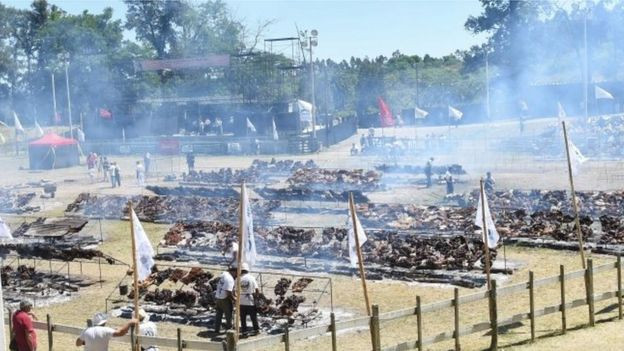 Quang cảnh bữa tiệc thịt nướng. (Nguồn: AFP) Bữa tiệc thịt nướng lớn nhất thế giới sử dụng tới 16,5 tấn thịt ảnh 1