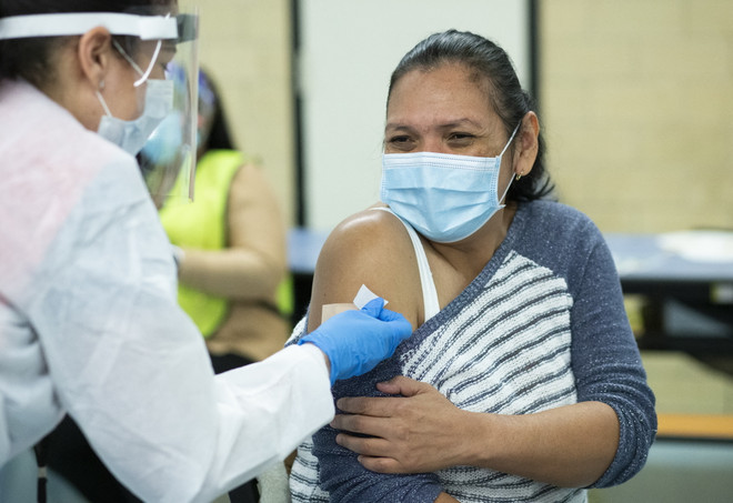 Người dân Mỹ tiêm vaccine phòng COVID-19. (Ảnh: AFP/TTXVN) COVID-19 là đại dịch nguy hiểm nhất trong lịch sử nước Mỹ ảnh 1