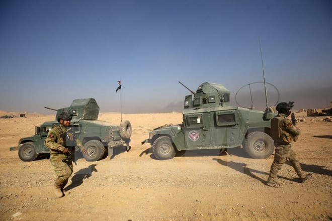 Binh sỹ Iraq trong chiến dịch truy quét IS tại khu vực Hammam al-Alil, phía Nam Mosul ngày 6/11. (Nguồn: AFP/TTXVN) Bị dồn vào chân tường ở Mosul, IS gia tăng tấn công bom xe liều chết ảnh 1
