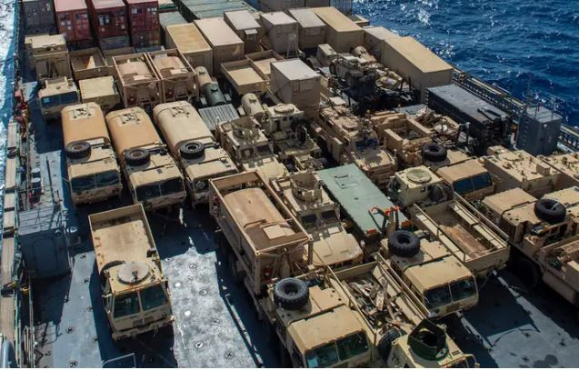 Quân đội Mỹ chuyển hơn 84.000 tấn thiết bị quân sự cho châu Âu ảnh 1