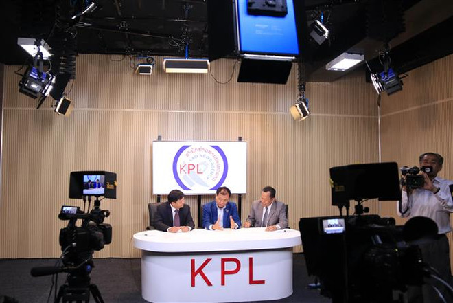 Các đại biểu thăm quan phòng Studio và các phòng chức năng. (Ảnh: Phạm Kiên/TTXVN) TTXVN-KPL: Cầu nối giúp vun đắp và gìn giữ quan hệ đặc biệt Việt-Lào ảnh 4