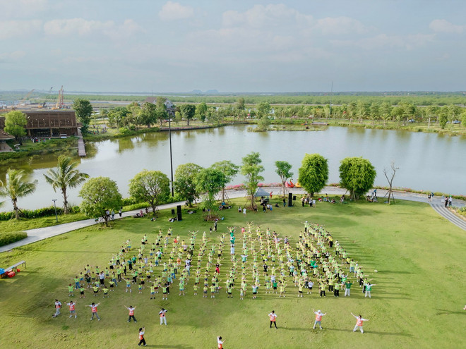 Một sự kiện đồng diễn yoga từng diễn ra tại khu vực gần Hồ Thiên Nga, đại công viên xanh Eco Central Park. image002_resize.jpg