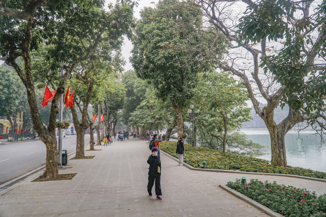 [Photo] COVID-19 khiến phố đi bộ Hồ Gươm vắng vẻ chiều cuối tuần ảnh 7
