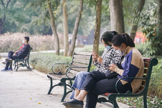 [Photo] COVID-19 khiến phố đi bộ Hồ Gươm vắng vẻ chiều cuối tuần ảnh 12