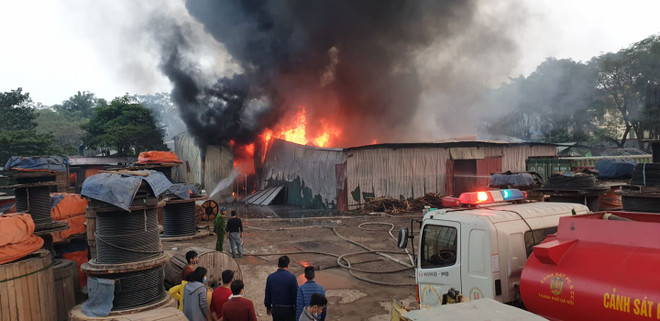 Cháy nhà kho khu Linh Đàm, nhiều tiểu thương và người dân tháo chạy ảnh 1