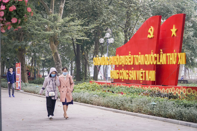 [Photo] COVID-19 khiến phố đi bộ Hồ Gươm vắng vẻ chiều cuối tuần ảnh 6