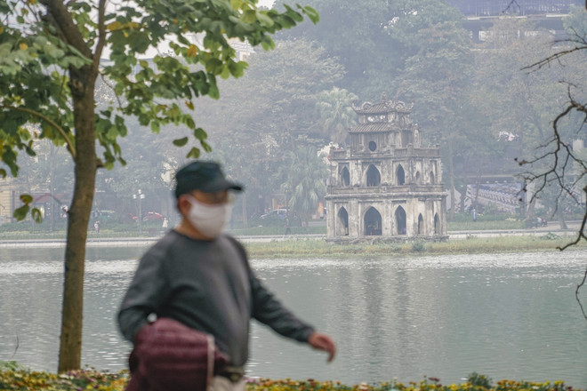 [Photo] COVID-19 khiến phố đi bộ Hồ Gươm vắng vẻ chiều cuối tuần ảnh 19