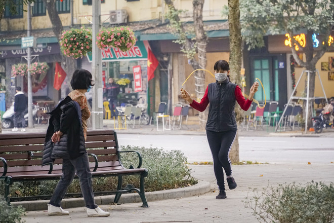 [Photo] COVID-19 khiến phố đi bộ Hồ Gươm vắng vẻ chiều cuối tuần ảnh 8