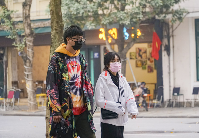 [Photo] COVID-19 khiến phố đi bộ Hồ Gươm vắng vẻ chiều cuối tuần ảnh 11