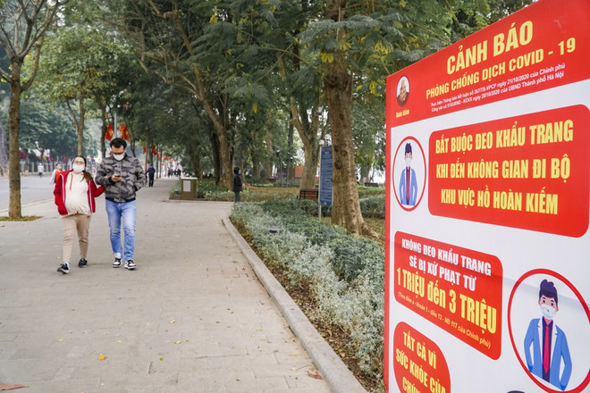 [Photo] COVID-19 khiến phố đi bộ Hồ Gươm vắng vẻ chiều cuối tuần ảnh 10