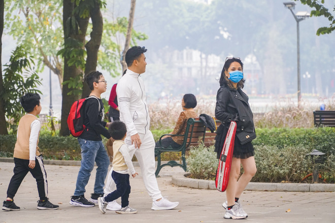 [Photo] COVID-19 khiến phố đi bộ Hồ Gươm vắng vẻ chiều cuối tuần ảnh 14