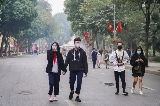 [Photo] COVID-19 khiến phố đi bộ Hồ Gươm vắng vẻ chiều cuối tuần ảnh 13