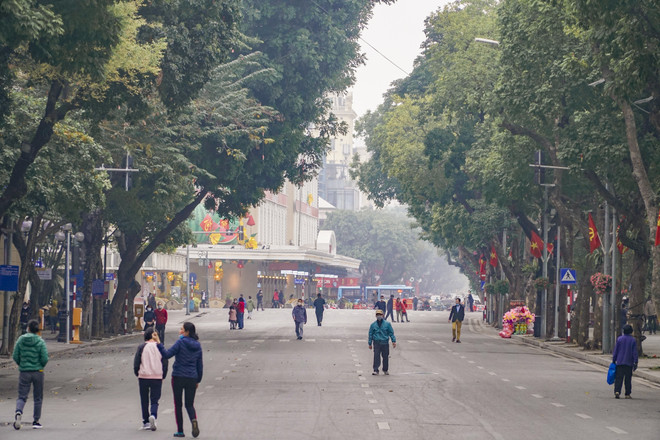 [Photo] COVID-19 khiến phố đi bộ Hồ Gươm vắng vẻ chiều cuối tuần ảnh 20