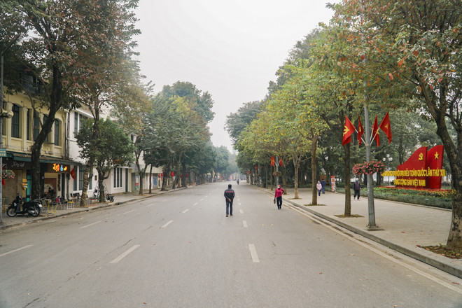 [Photo] COVID-19 khiến phố đi bộ Hồ Gươm vắng vẻ chiều cuối tuần ảnh 1