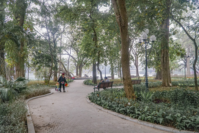 [Photo] COVID-19 khiến phố đi bộ Hồ Gươm vắng vẻ chiều cuối tuần ảnh 4
