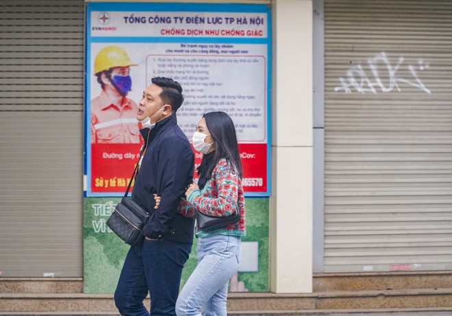 [Photo] COVID-19 khiến phố đi bộ Hồ Gươm vắng vẻ chiều cuối tuần ảnh 15
