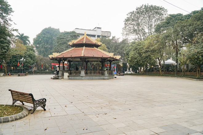 [Photo] COVID-19 khiến phố đi bộ Hồ Gươm vắng vẻ chiều cuối tuần ảnh 3