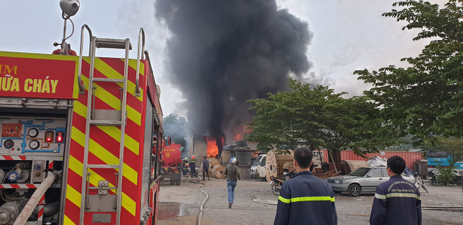 Cháy nhà kho khu Linh Đàm, nhiều tiểu thương và người dân tháo chạy ảnh 2