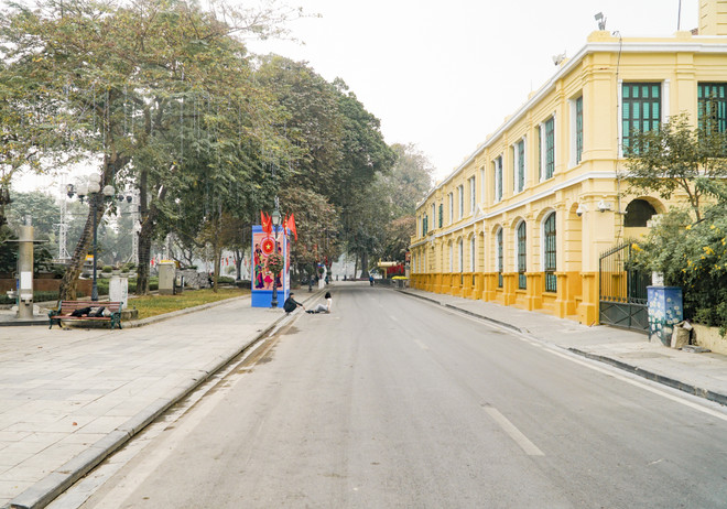 [Photo] COVID-19 khiến phố đi bộ Hồ Gươm vắng vẻ chiều cuối tuần ảnh 2