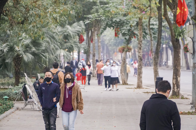 [Photo] COVID-19 khiến phố đi bộ Hồ Gươm vắng vẻ chiều cuối tuần ảnh 5