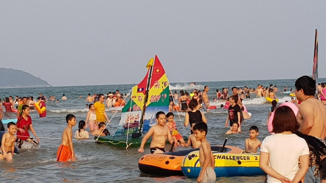 Biển Cửa Lò trong dịp 30/4/2019 luôn trong tình trạng quá tải. (Ảnh: Nguyễn Văn Nhật/Vietnam+) Biển Cửa Lò đón trên 400.000 lượt khách trong dịp nghỉ lễ 30/4 ảnh 1