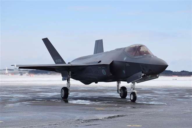 Máy bay chiến đấu F-35A của Lực lượng Phòng vệ trên không Nhật Bản tại sân bay Misawa, tỉnh Aomori, ngày 26/1/2018. (Ảnh: AFP/ TTXVN) Anh giám sát chặt chẽ sau vụ rơi máy bay chiến đấu F-35A của Nhật Bản ảnh 1