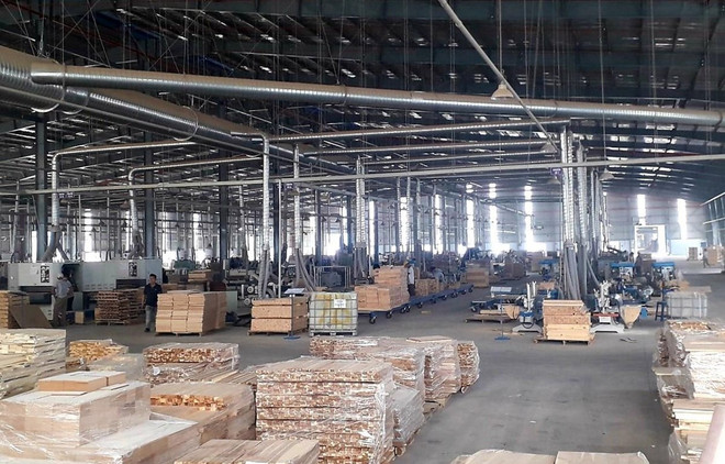 Sản xuất đồ gỗ tại Công ty TNHH MTV Triệu Phú Lộc, thị xã Tân Uyên, Bình Dương. (Ảnh: Chí Tưởng/TTXVN) Ngành gỗ nỗ lực vượt khó trước tình trạng khủng hoảng đơn hàng ảnh 2