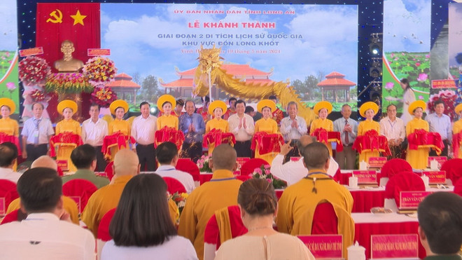 Nguyên Chủ tịch nước Trương Tấn Sang, nguyên Phó Thủ tướng thường trực Chính phủ Trương Hòa Bình và lãnh đạo UBND tỉnh Long An cắt băng khánh thành giai đoạn II Di tích lịch sử Quốc gia đồn Long Khốt. (Ảnh: Thanh Bình/TTXVN) ttxvn_don long khot (1).jpg