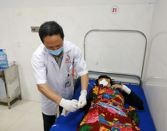 Bác sỹ kiểm tra vết thương cho bệnh nhân bị tai nạn pháo nổ. (Ảnh: Tuấn Anh/TTXVN) Đắk Lắk: Nhiều trường hợp thương tích nặng do tai nạn pháo nổ ảnh 1