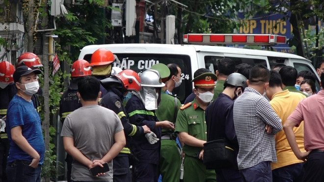 Lực lượng chức năng có mặt tại hiện trường vụ hỏa hoạn để tìm kiếm, cứu hộ, cứu nạn. (Ảnh: TTXVN phát) Chủ tịch UBND Hà Nội chỉ đạo điều tra nguyên nhân vụ cháy ở Hà Đông ảnh 1